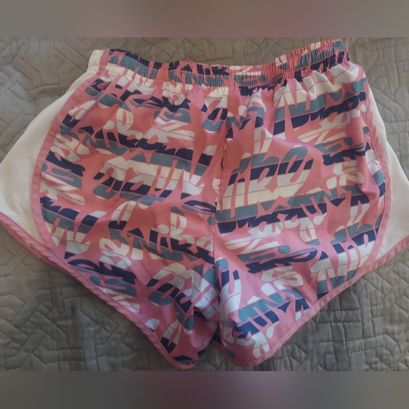 NIKE GIRLS MEDIUM running shorts - Picture 2 of 3